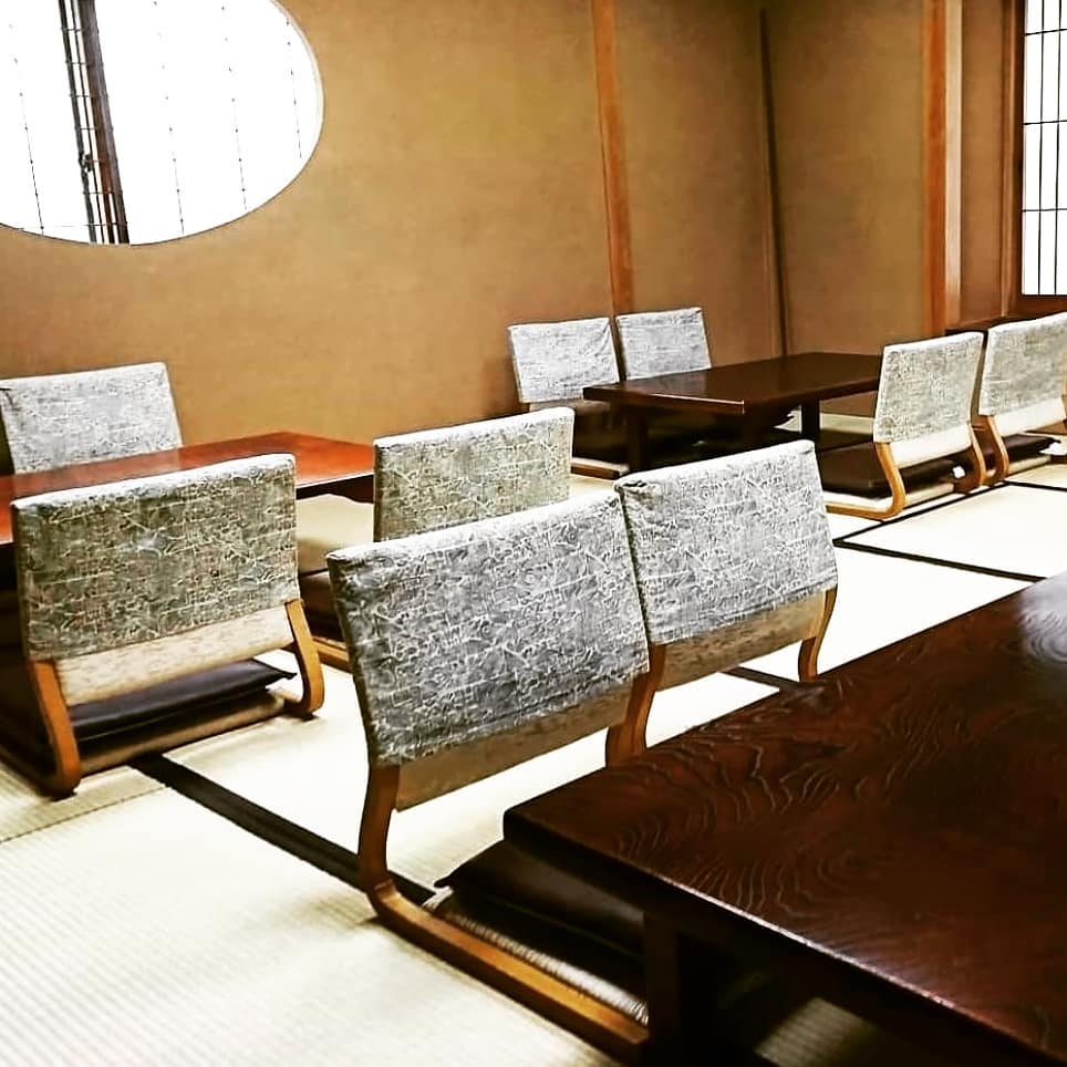 大正時代の歴史ある建物を日本料理店にリホーム 栃木県足利市緑町 炉端焼きのある日本料理店 薫海さん 個室だけではなく ご年配のお客様もゆっくりして頂けるようにテーブル席を多めに 大正時代の空間をそのままに 広く衛生的な日本料理店ができました 神社や