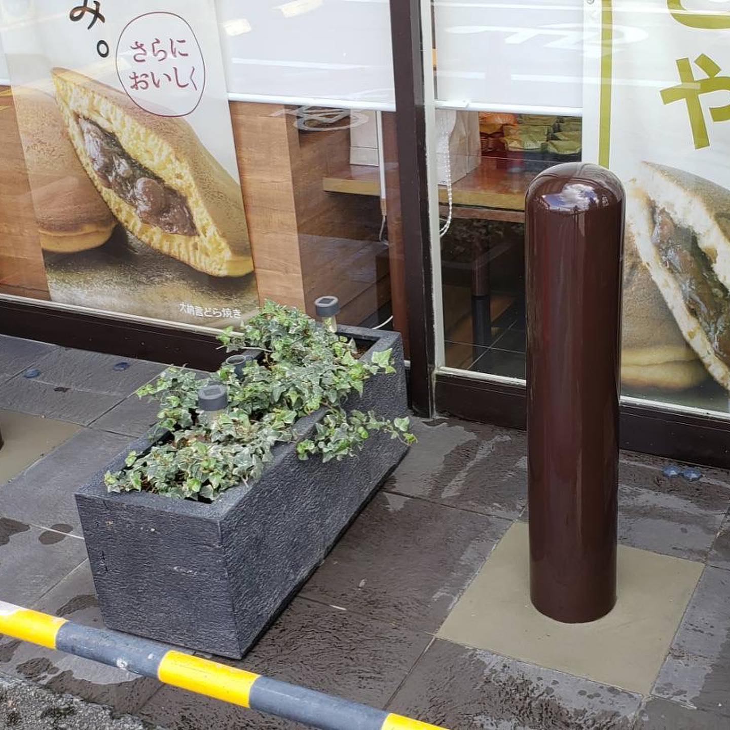 こんにちは 新松建美です こちらは 店舗ポール工事です 車のアクセル ブレーキ踏み間違いによる店舗被害がとても多いです 店舗の被害を最小に防ぐ為このような防止策工事が年々増えています 松島内装 新松建美